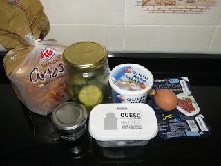 TOSTA DE PEPINILLOS, ANCHOAS Y QUESOS