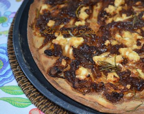 Pizza con cebolla caramelizada Pizza con cebolla caramelizada