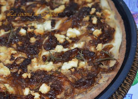 Pizza con cebolla caramelizada Pizza con cebolla caramelizada