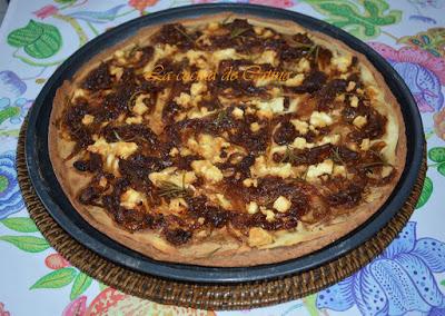 Pizza con cebolla caramelizada Pizza con cebolla caramelizada