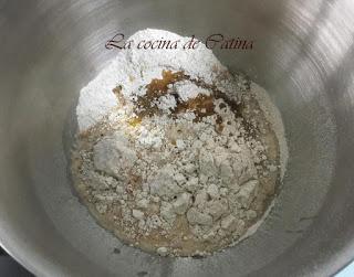 Pizza con cebolla caramelizada Pizza con cebolla caramelizada