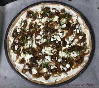 Pizza con cebolla caramelizada Pizza con cebolla caramelizada