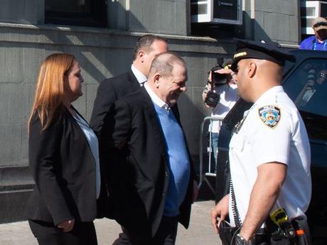 Harvey Weinstein deja el Departamento de Policía de Nueva York