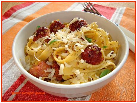 Pasta con albóndigas y huevo