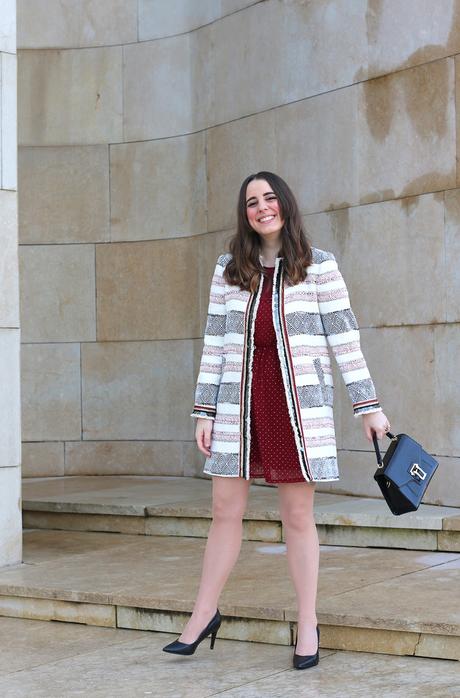 Look de noche con abrigo étnico y vestido granate