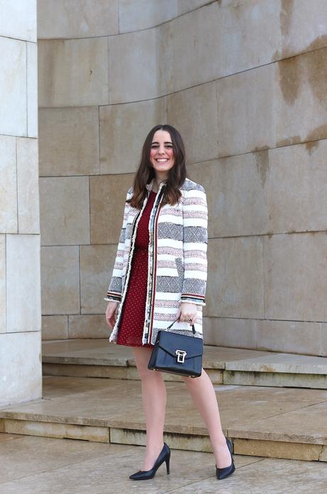 Look de noche con abrigo étnico y vestido granate