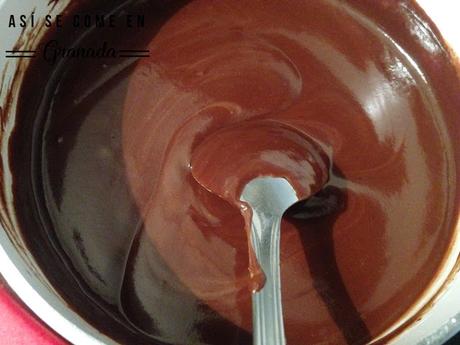 Bizcocho de chocolate relleno de mermelada y sin gluten