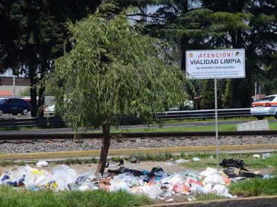 EXHORTAN A VECINOS A NO TIRAR BASURA SOBRE PASEO TOLLOCAN