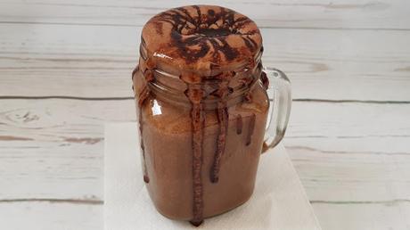 Smoothie frappuccino de chocolate con nata de coco