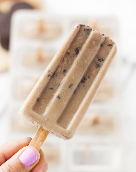 Helados de cafe, crema y galletas de chocolate Helados de cafe, crema y galletas de chocolate