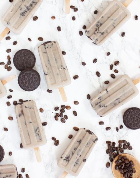 Helados de cafe, crema y galletas de chocolate Helados de cafe, crema y galletas de chocolate
