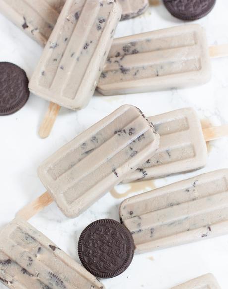 Helados de cafe, crema y galletas de chocolate Helados de cafe, crema y galletas de chocolate