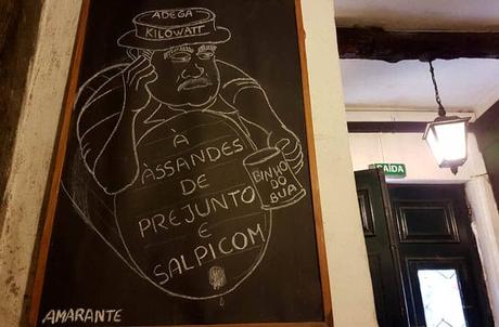 Comer en Amarante. Tapeo a la portuguesa en una bodega con solera Dibujo en una pizarra de la Adega Kilowatt comer en Amarante
