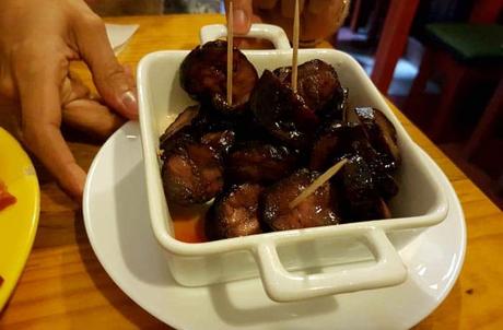 Comer en Amarante. Tapeo a la portuguesa en una bodega con solera Chorizo al vino verde de la Adega Kilowatt comer en Amarante