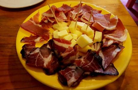 Comer en Amarante. Tapeo a la portuguesa en una bodega con solera Tapa con jamón, queso y salpicón comer en Amarante
