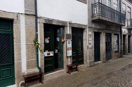 Comer en Amarante. Tapeo a la portuguesa en una bodega con solera Fachada de la Adega Kilowatt comer en Amarante
