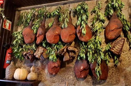 Comer en Amarante. Tapeo a la portuguesa en una bodega con solera Jamones colgados en la Adega Kilowatt comer en Amarante