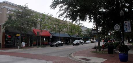 Main Street en Bartow, un día nublado