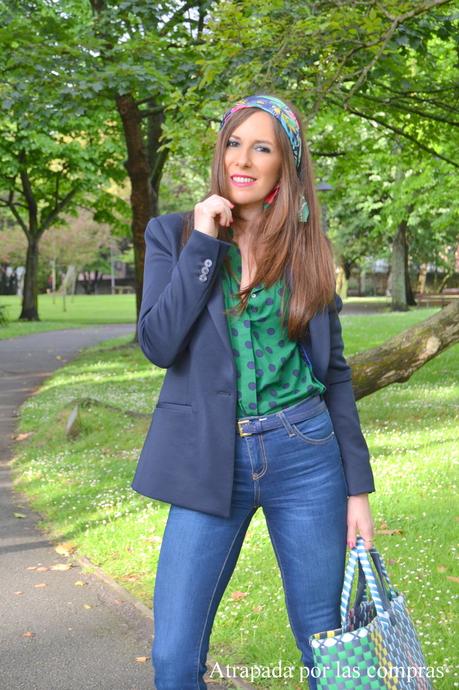 BLAZER, JEANS Y CAMISA DE LUNARES