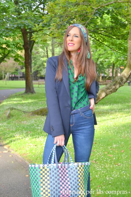 BLAZER, JEANS Y CAMISA DE LUNARES