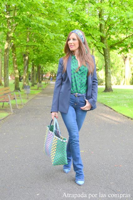 BLAZER, JEANS Y CAMISA DE LUNARES