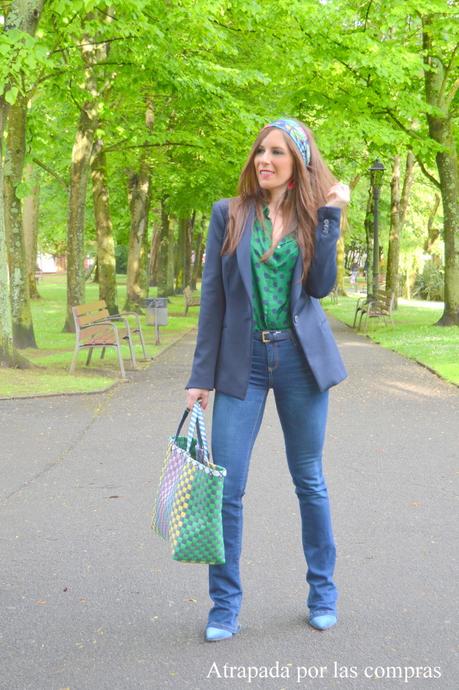 BLAZER, JEANS Y CAMISA DE LUNARES