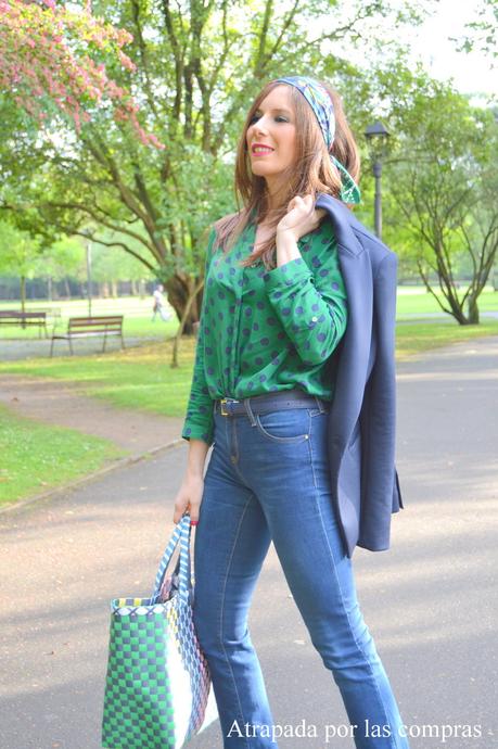 BLAZER, JEANS Y CAMISA DE LUNARES