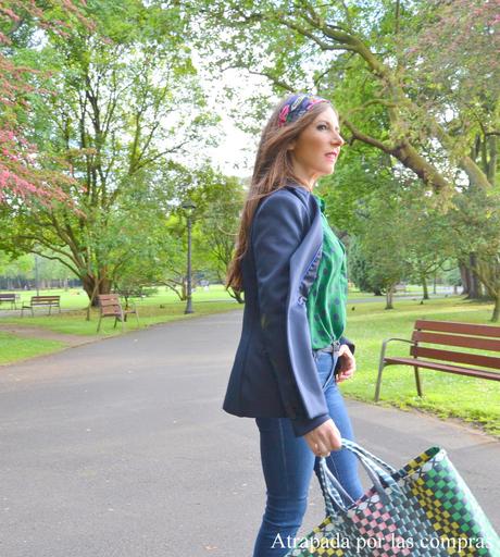 BLAZER, JEANS Y CAMISA DE LUNARES