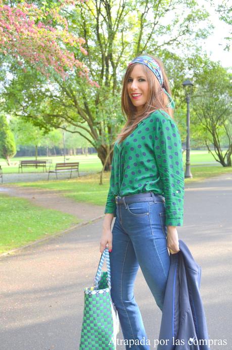 BLAZER, JEANS Y CAMISA DE LUNARES