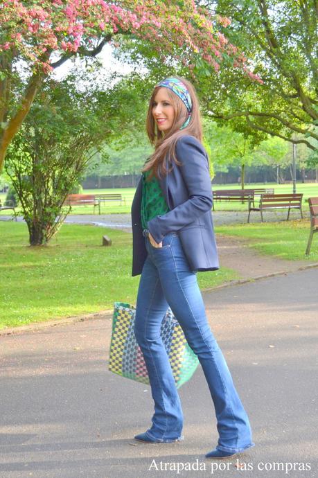 BLAZER, JEANS Y CAMISA DE LUNARES