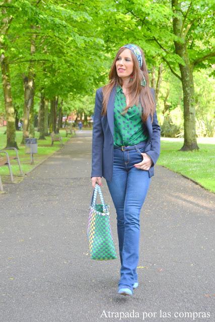 BLAZER, JEANS Y CAMISA DE LUNARES