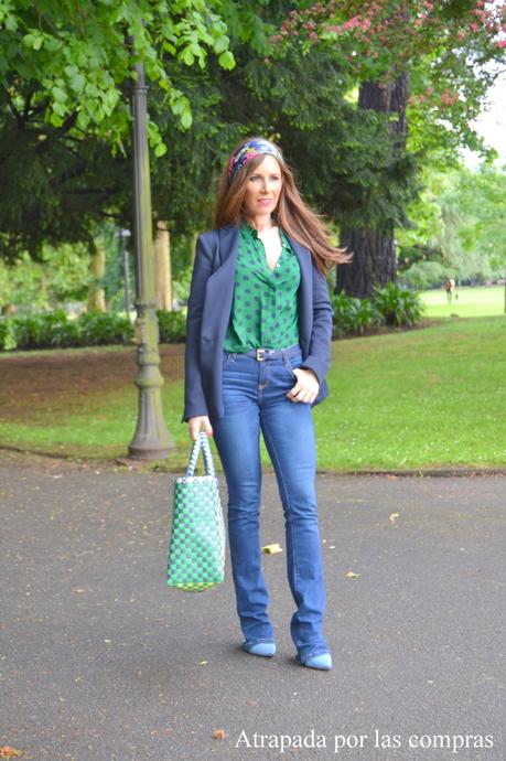 BLAZER, JEANS Y CAMISA DE LUNARES