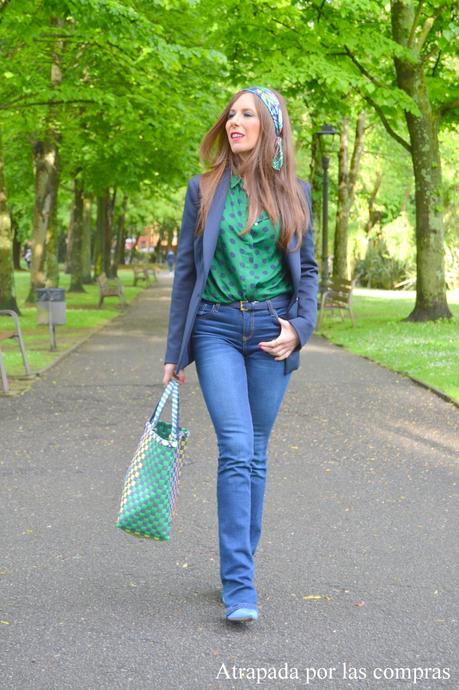 BLAZER, JEANS Y CAMISA DE LUNARES