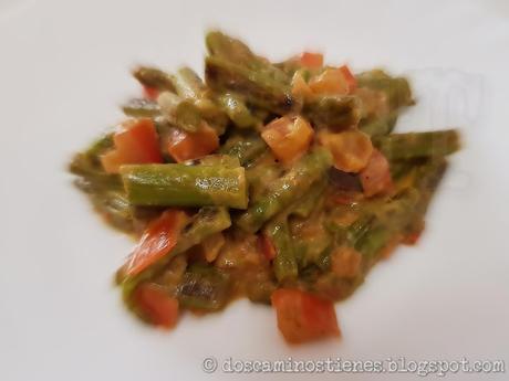(Receta Vegetariana) Espárragos trigueros salteados con tomate y veganesa (Receta Vegetariana) Espárragos trigueros salteados con tomate y veganesa
