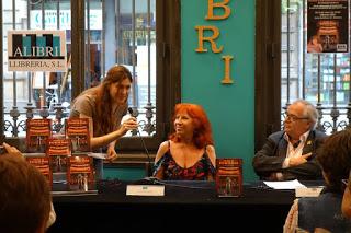 Crónica de la presentación de Tras las bambalinas en la librería Alibri Crónica de la presentación de Tras las bambalinas en la librería Alibri