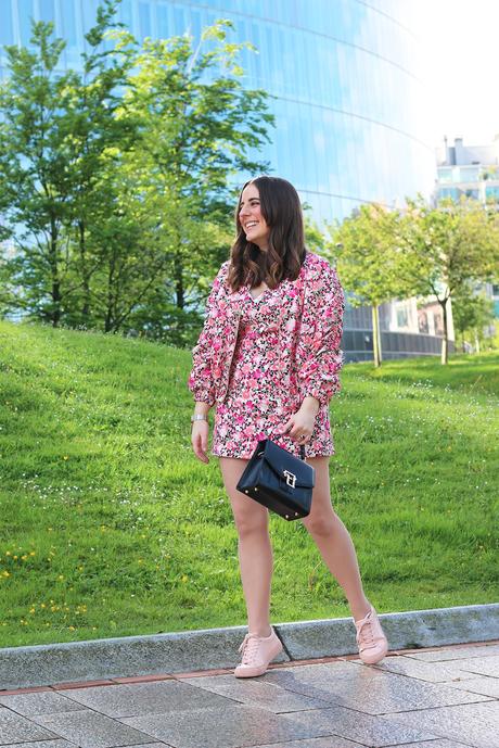 Outfit sportychic con vestido y bomber de flores