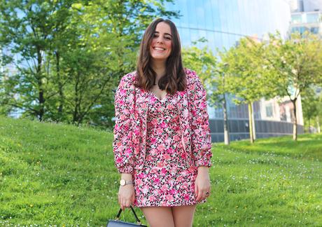 Outfit sportychic con vestido y bomber de flores Outfit sportychic con vestido y bomber de flores