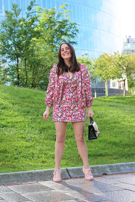 Outfit sportychic con vestido y bomber de flores Outfit sportychic con vestido y bomber de flores