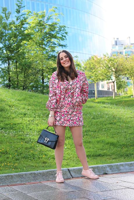Outfit sportychic con vestido y bomber de flores Outfit sportychic con vestido y bomber de flores