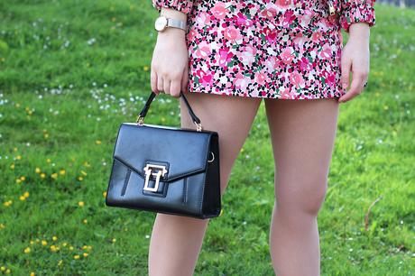 Outfit sportychic con vestido y bomber de flores Outfit sportychic con vestido y bomber de flores