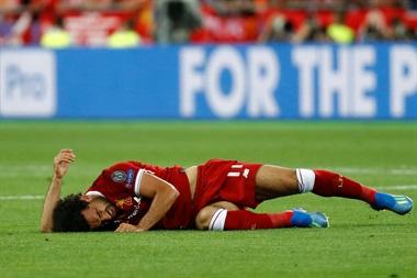 Mohamed Salah, tendido en el piso despuÃ©s de la jugada con Sergio Ramos en la final de la Champions League