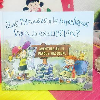 Que estás leyendo.- Album Ilustrado: ¿Las Princesas y los Superhéroes van de excursión? Las princesas y los superhéroes van de excursión, aventura en el parque nacional, mike gordon, carmela lavigna coyle, album ilustrado, picarona, obelisco, que estás leyendo,