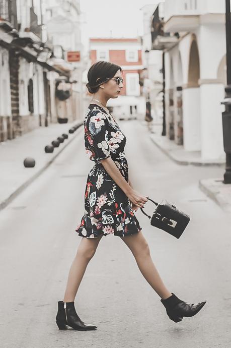 ¿Cómo combinar un vestido de flores con botas cowboy? - FLORAL DRESS+COWBOY BOOTIES