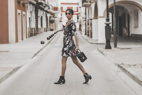 ¿Cómo combinar un vestido de flores con botas cowboy? - FLORAL DRESS+COWBOY BOOTIES