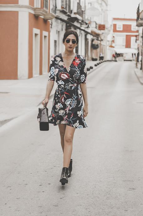 ¿Cómo combinar un vestido de flores con botas cowboy? - FLORAL DRESS+COWBOY BOOTIES