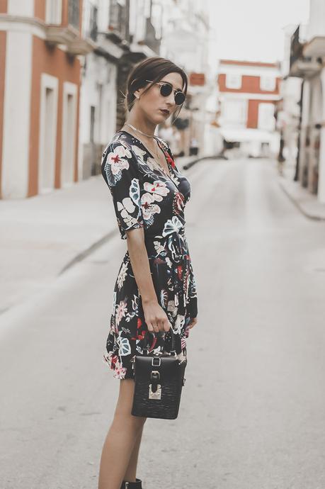 ¿Cómo combinar un vestido de flores con botas cowboy? - FLORAL DRESS+COWBOY BOOTIES