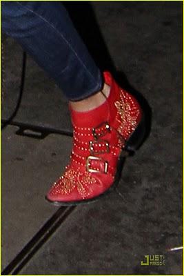 Sienna Miller y sus inseparables botines de color rojo. ¿...