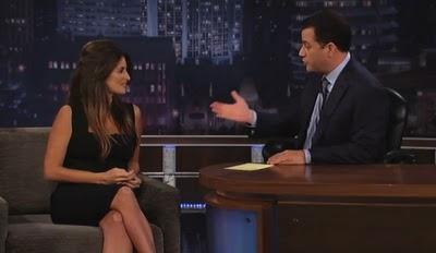 Penélope Cruz reaparece radiante en el programa de Jimmy Kimmel  vestida con un little black dress