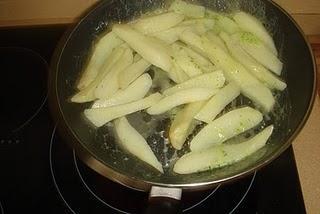 PATATAS SALTEADAS CON SALSA AL AJILLO