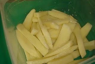 PATATAS SALTEADAS CON SALSA AL AJILLO